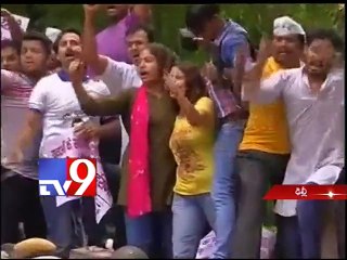 Aam Aadmi activists darna at Smriti Irani house