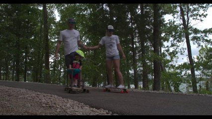 Ce papa a créé un Longboard pour emmener son jeune fils avec rider avec lui