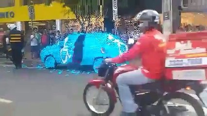 Quand un valide gare sa voiture sur une place handicapé au brésil! Bien fait...