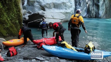 Un Kayak piégé sous un rocher dans les rapide de la Sieve (Nouvelle Zélande)