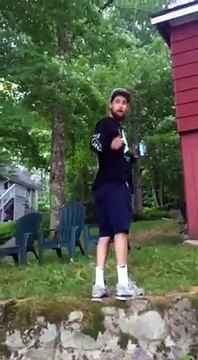 Un gars bourré tente un backflip et se casse la jambe