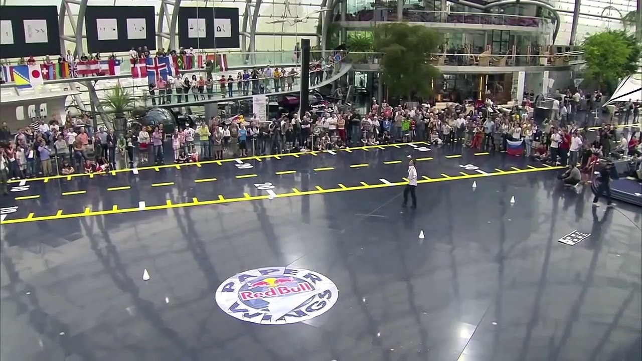 Faire voler un avion en papier avec ses mains - Red Bull Paper Wings World Finals Aerobatics Colombia