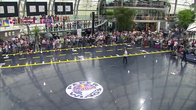 Faire voler un avion en papier avec ses mains - Red Bull Paper Wings World Finals Aerobatics Colombia