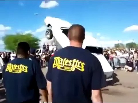 Une voiture se retourne et fini sur le toit pendant un hydraulic jumping contest