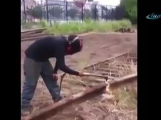 Raylarda kaynak yapan bir adamın başına ne gelebilir ?