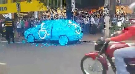Une voiture garée sur une place handicapé recouverte de post-its