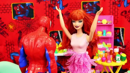 Spiderman & Mary Jane Breakup! Frozen Elsa & Disney Princess Merida Eat At Barbie McDonalds