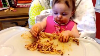 Bébés Drôles Manger Des Spaghettis. Compilation [HD]