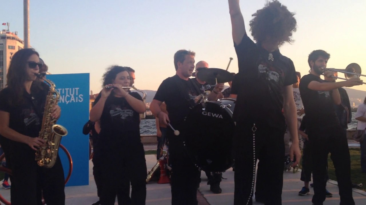 1.La Banda du Dock de Marseille joue à İzmir pour la Fête de la Musique 2015