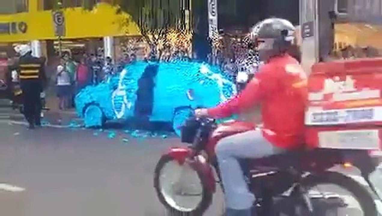 Une voiture gare sur une place pour handicaps recouverte de post-its