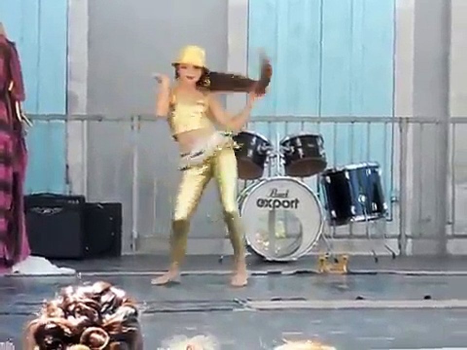 laura 13 ans danse shakira