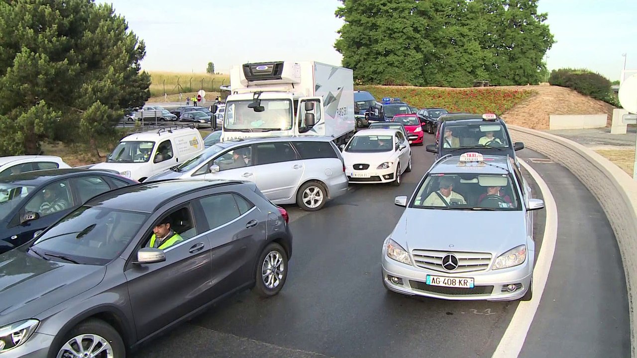 Mobilisation des taxis contre UberPOP: pertubations à Roissy