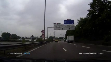 Strasbourg : une twingo atterrit sur un muret de l’autoroute
