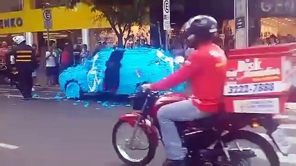 Voiture recouverte de post-it sur une place pour handicapés