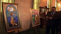 وزير الدفاع يفتتح معرض اللوحات الخاص باليوم العالمي للغة العربية