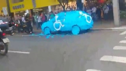 Garé sur une place pour handicapés, ils le punissent en collant des centaines de post-its autocollants sur sa voiture