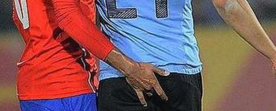 Foot : Cavani se prend un doigt dans les fesses