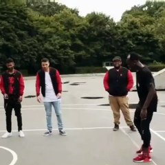 NBA - Dennis Schröder est plutôt doué balle au pied
