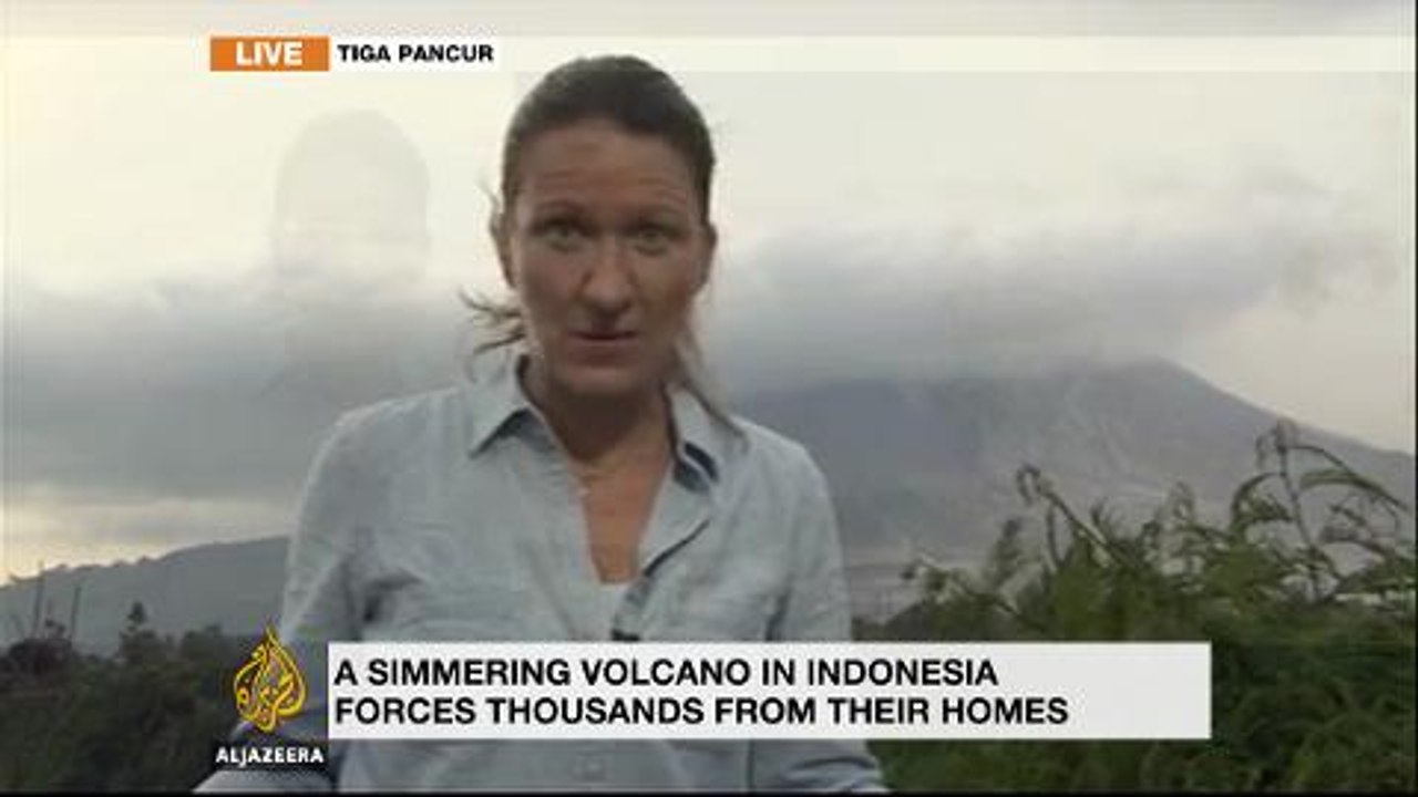 Indonesians flee erupting Mount Sinabung volcano