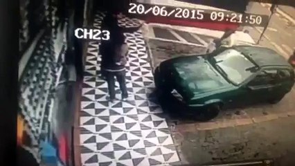 Fail : Ne pas s'asseoir sur la voiture d'un autre, sinon !!