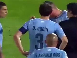 Football player Cavani fingered by another player during game
