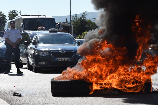 L’escalade de violences lors de la manif des taxis à travers les télés, en 42 secondes