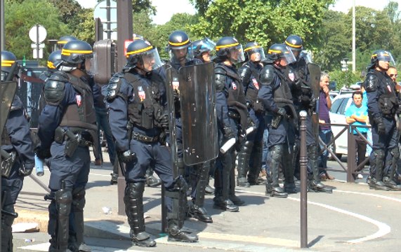 Face à Uber et aux CRS : les taxis parisiens sous tension