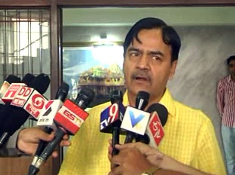 Gandhinagar Relief Commissioner on relief arrangements on flood