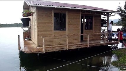 Colombia: estudiantes construyen casa flotante