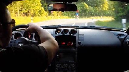 Une Nissan 350Z et une Porsche 911 toutes deux dépassées