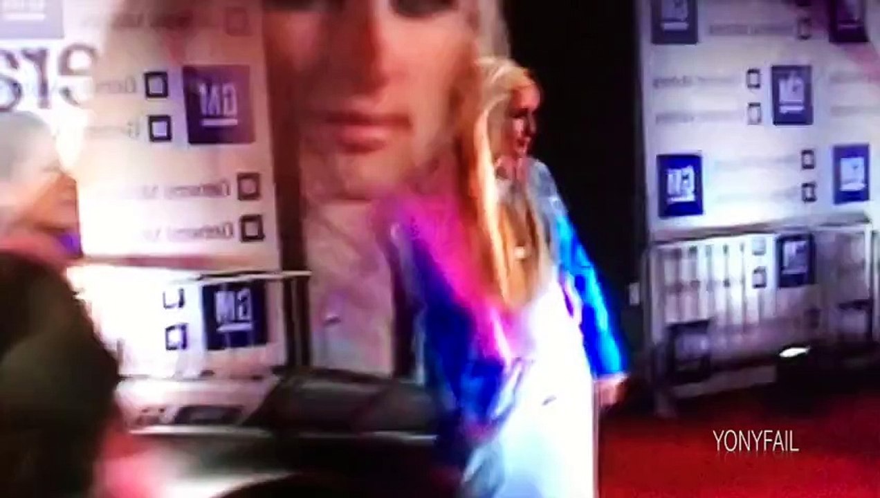 Tropieza delante de una modelo en plena sesión de paris hilton