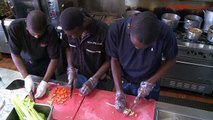 Jóvenes de uno de los barrios más pobres de EE.UU aprenden un nuevo oficio a traves de la cocina