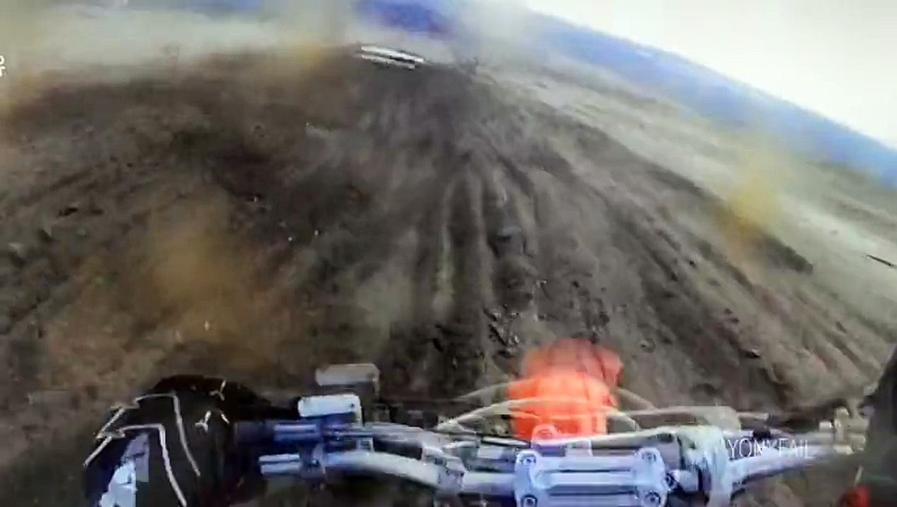 Accidente de motocross se le cruza un tractor