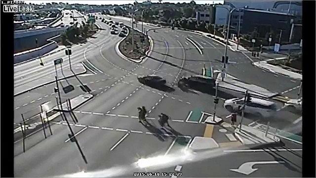 Así se salvaron estos jóvenes de ser atropellados por una moto