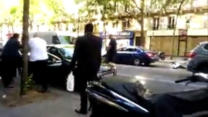 Les taxis agressent un chauffeur Uber dans Paris