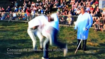 Se les cae encima la piscina. Concurso de patadas