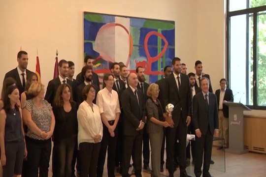Carmena recibe a los campones de la Liga de Baloncesto
