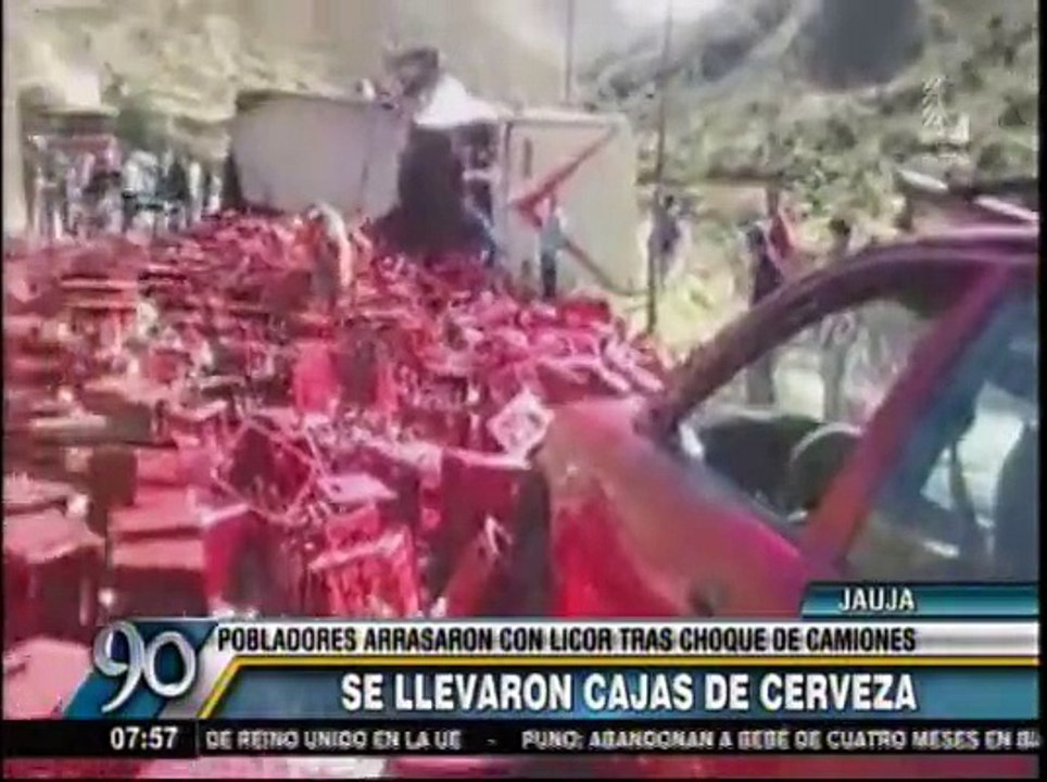 Jauja: camiones de cerveza chocaron y pobladores se robaron las cajas