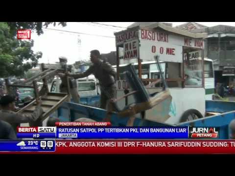 Satpol PP Tertibkan Pedagang Kaki Lima di Tanah Abang