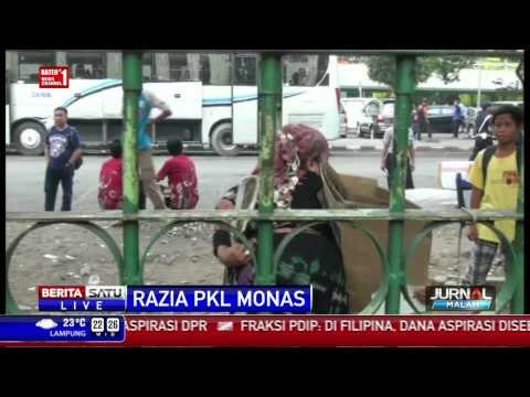Petugas Gabungan Razia PKL di Monas