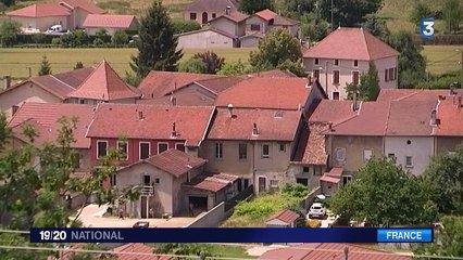 Un éducateur menace des écoliers avec un couteau