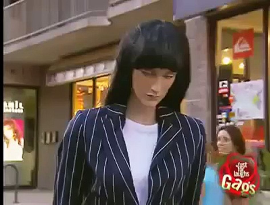 マネキンが突然動くドッキリ