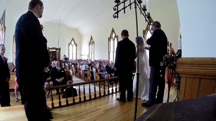 Violent faceplant d'un garçon d'honneur qui s'évanouit