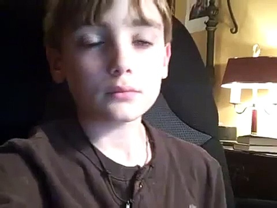 صبي امريكي يتعلم اللغة العربية