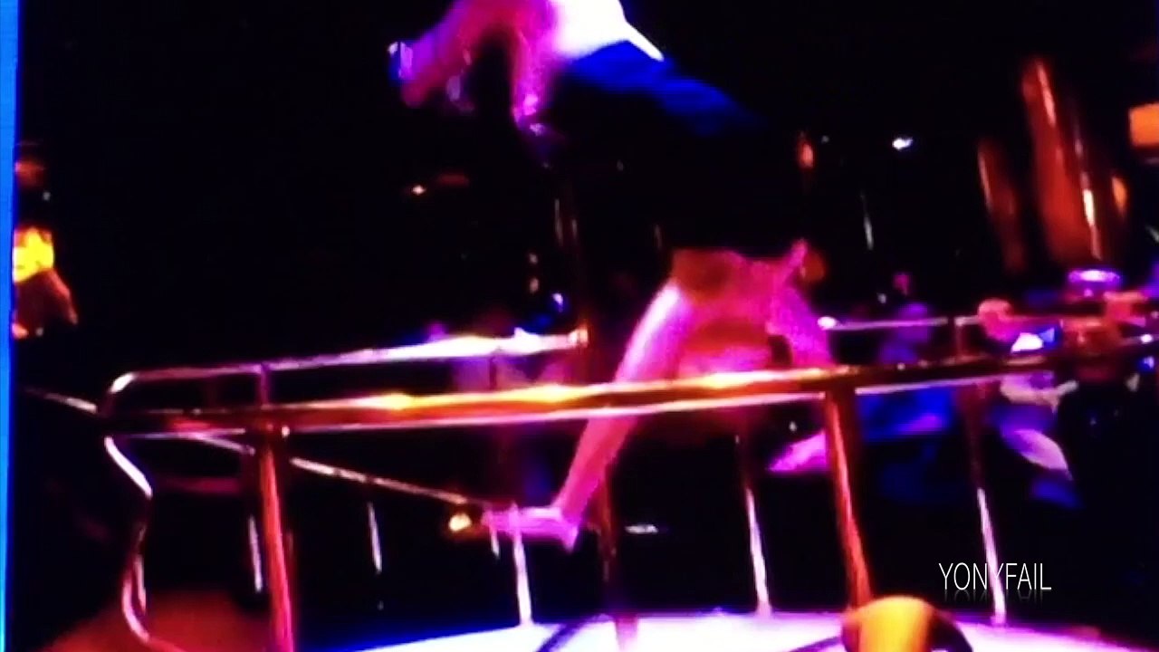 Una bailarina se cae de la barra