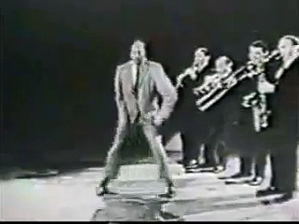 Baile flogger del 1920 con musica electronica