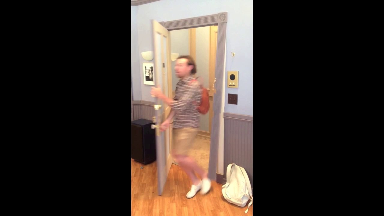 Un gars casse une porte sur le plateau de Seinfeld - Betisier