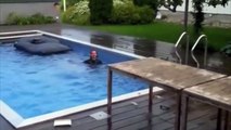 Un plongeur amateur, très très amateur : gros fail dans la piscine