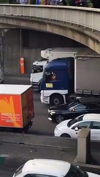 Des chauffeurs de taxis parisiens éclate une voiture UBER à coup de pierre à porte maillot