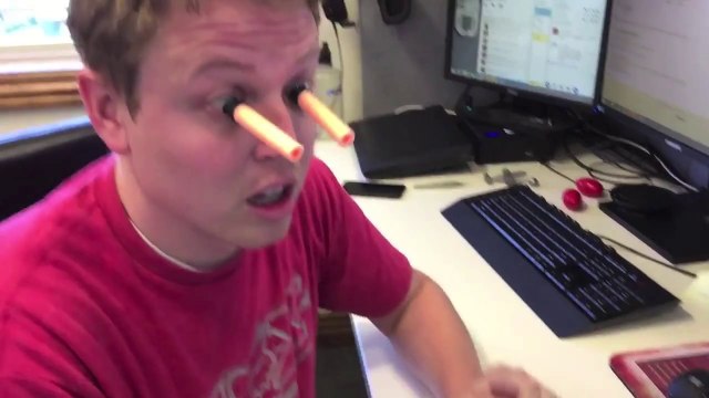 Un taré se colle des fléchettes à ventouse Nerf sur les yeux